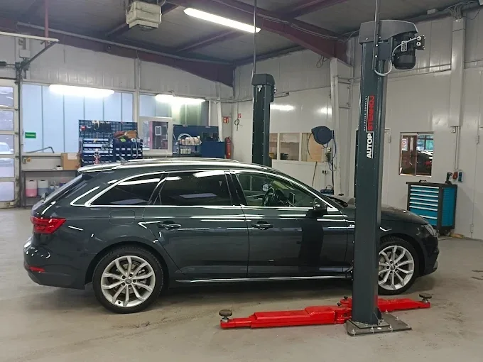 Fahrzeug auf Hebebühne in der M³ KFZ Werkstatt